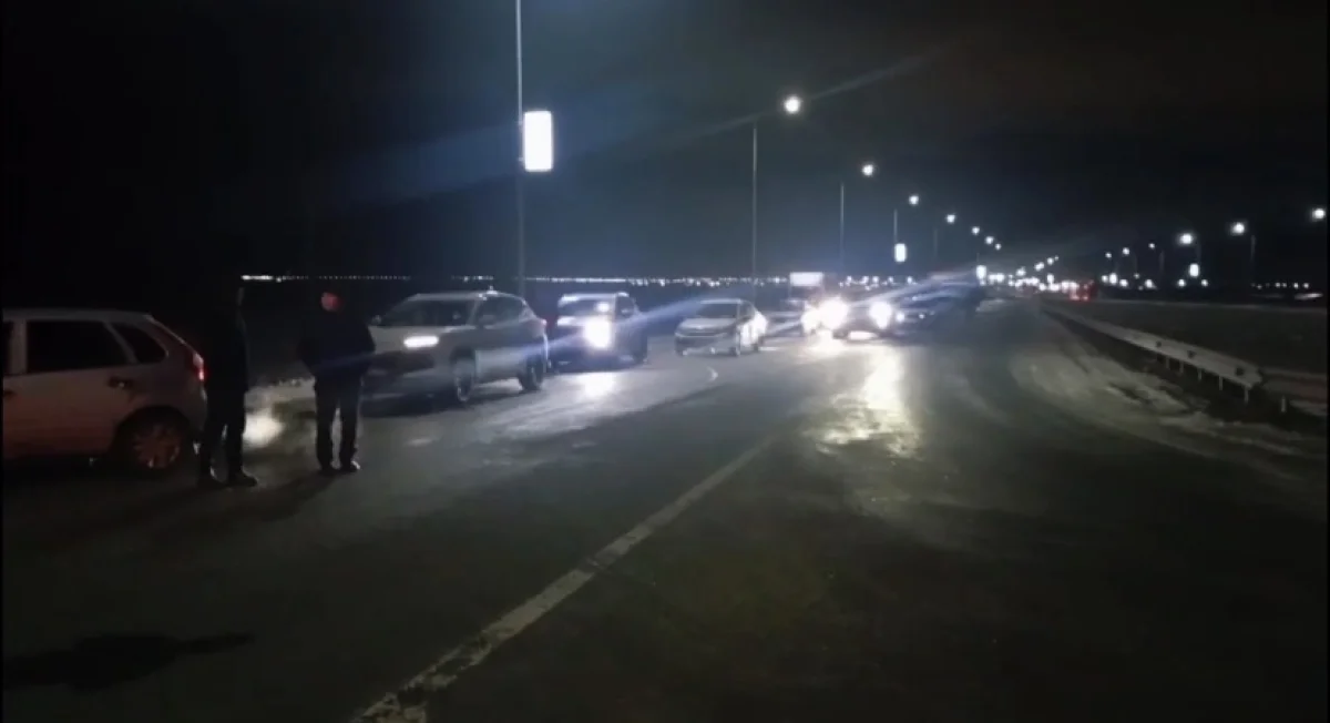 Ряд дорог закрыт в области Абай из-за сильного ветра и гололеда