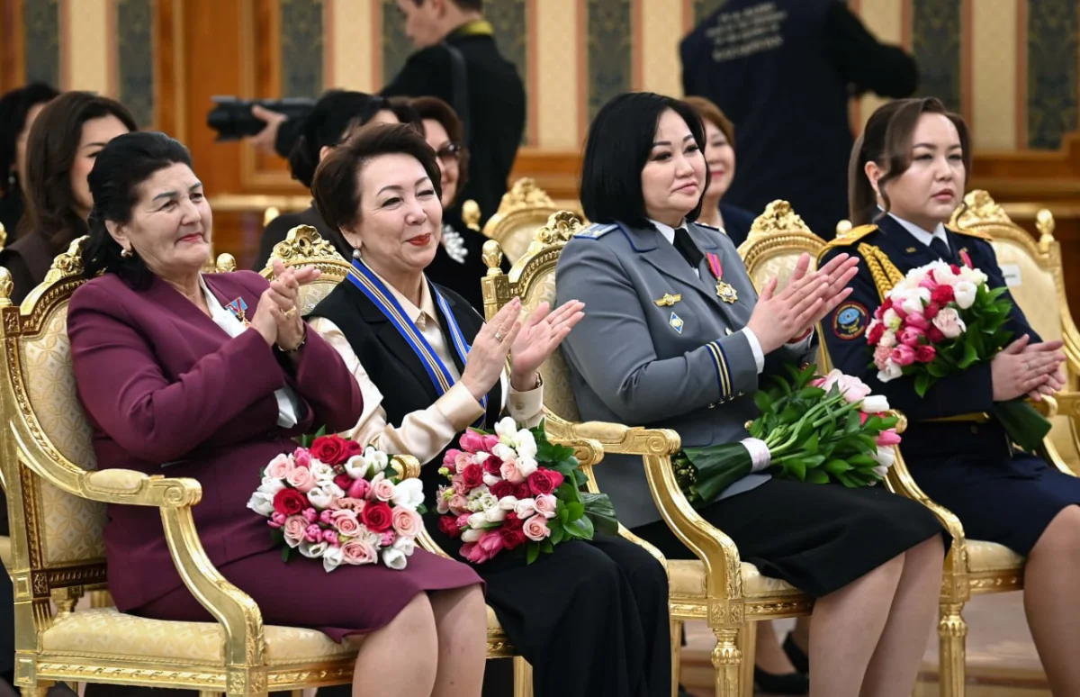 "Қазір Қазақстан ауқымды жаңғыру жолына түсіп жатқан кезеңде әйелдердің жасампаздық рөлі арта түсетіні анық", - Президент