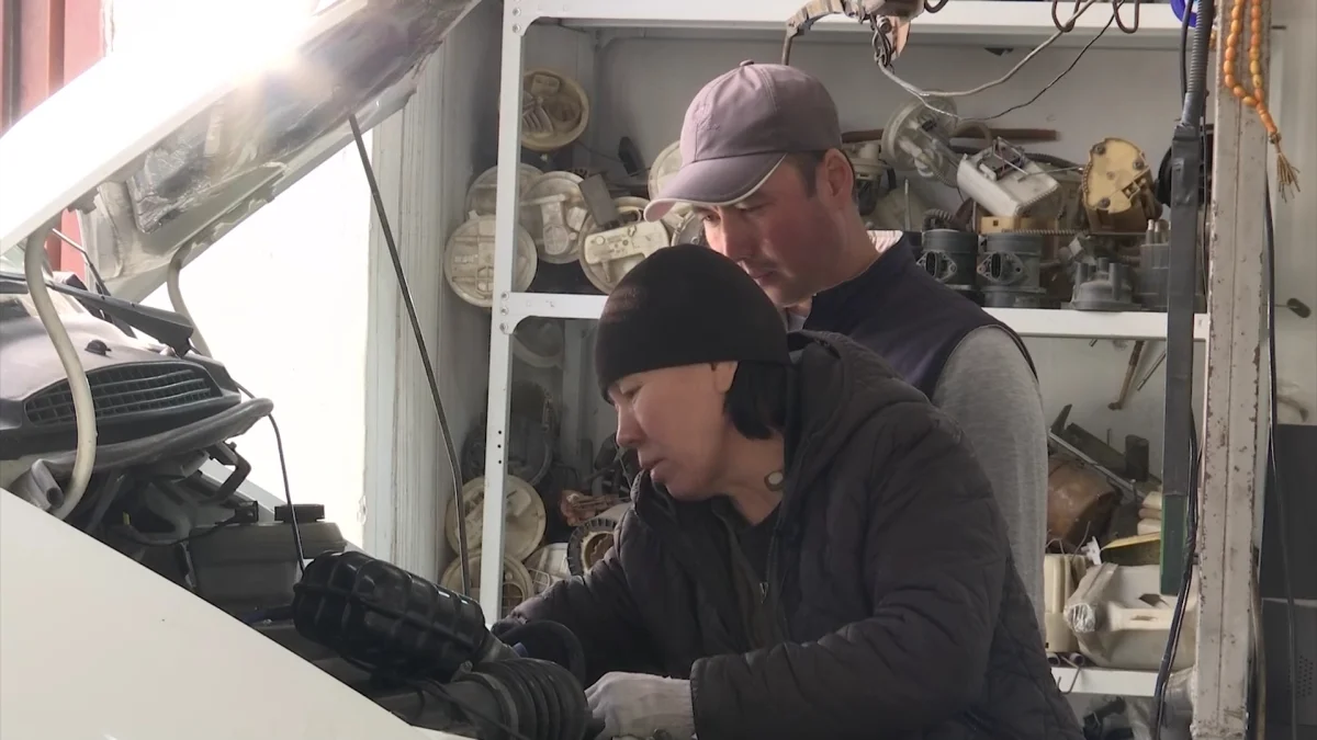 Түркістандық Айзада Мейірбанованы бұзылған көлікті "емдейді"