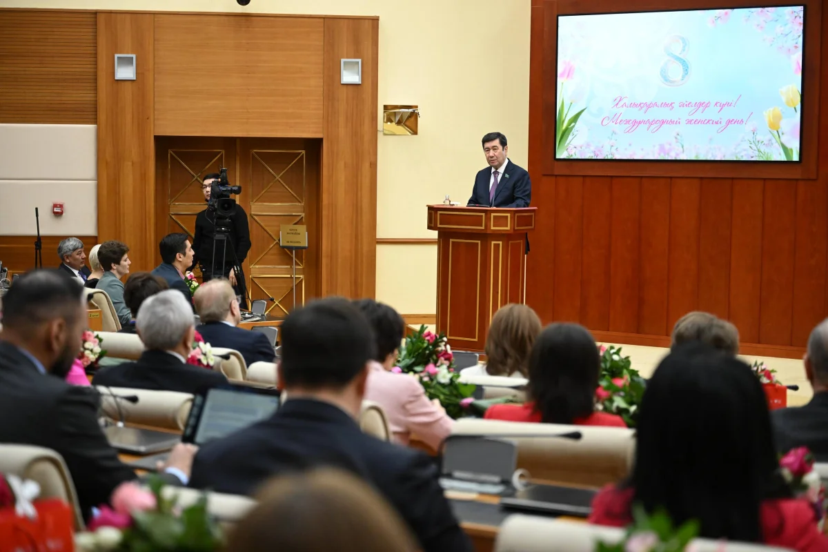 Председатель Мажилиса поздравил коллег с Международным женским днём