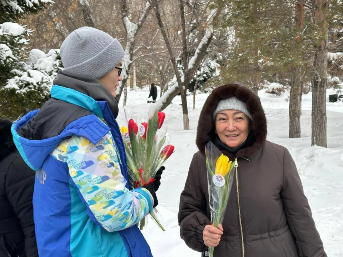 Волонтеры Астаны вручили женщинам цветы