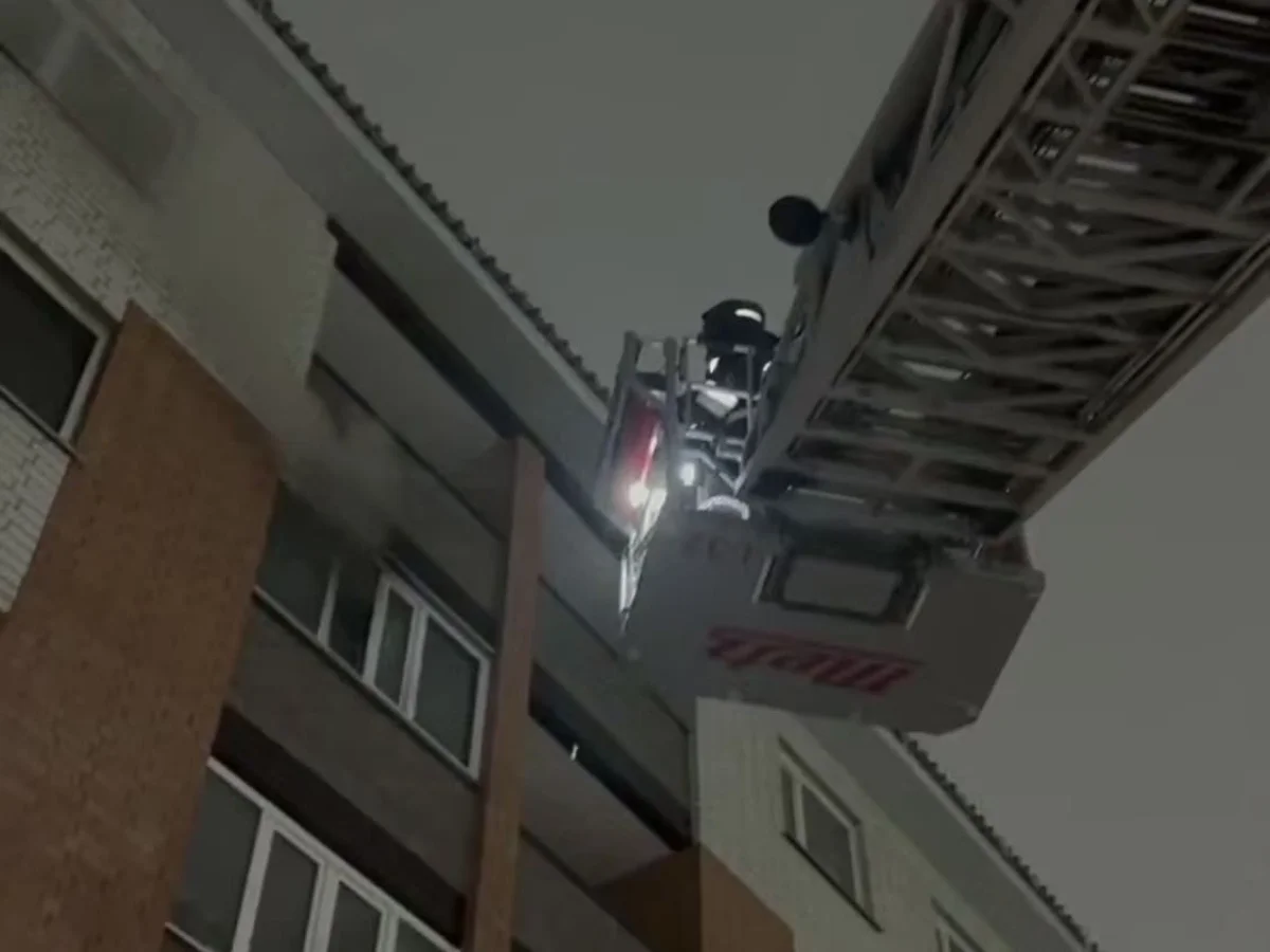 Более 100 человек эвакуировали из горящего дома в Петропавловске