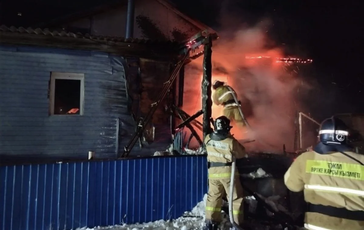 Шесть газовых баллонов вынесли из горящего дома в Акмолинской области