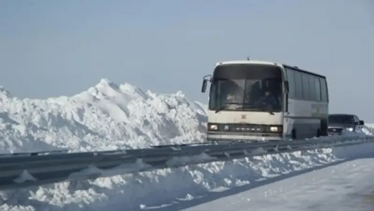 Астана–Қарағанды тас жолында автобус жолдан шығып кетті