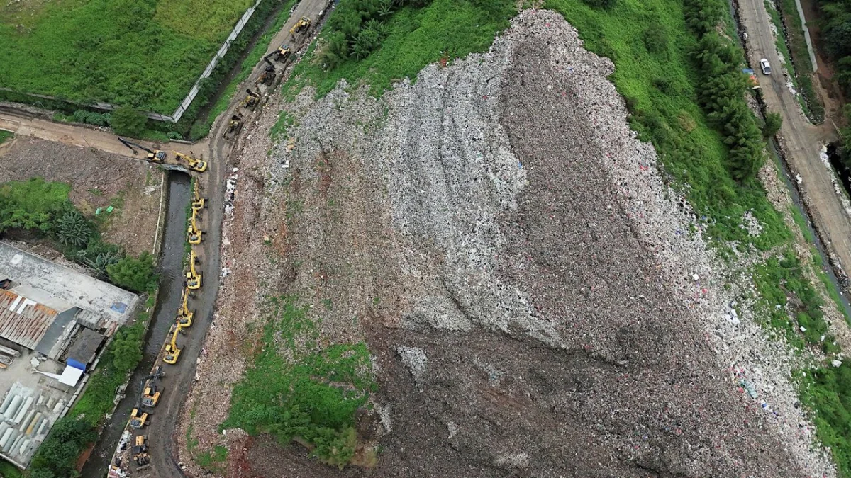 Семь человек погибли при обрушении мусорного полигона в Индонезии