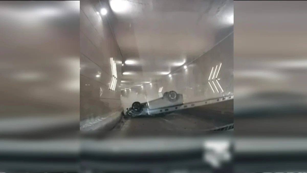 Легковой автомобиль перевернулся в тоннеле в Астане