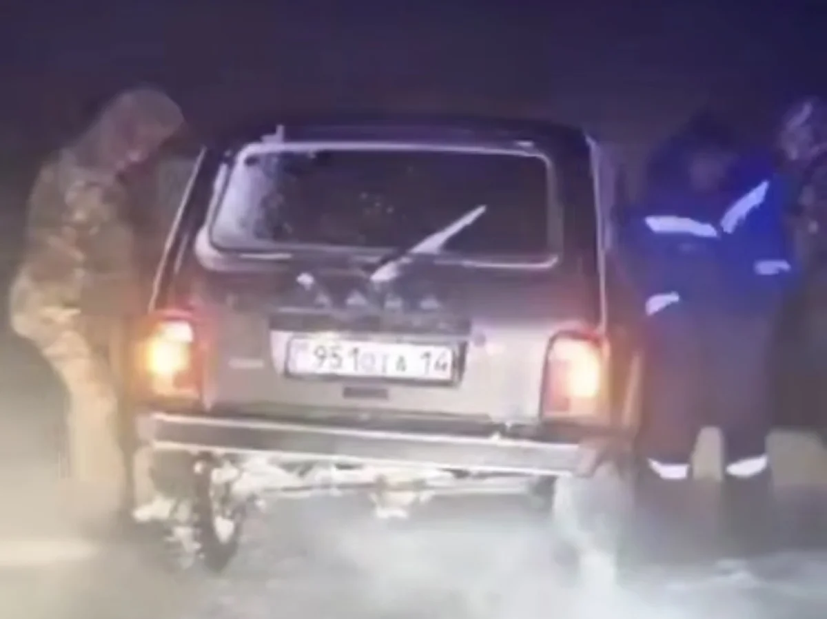 Буран и нулевая видимость: спасатели 4 километра вели машину по трассе пешком