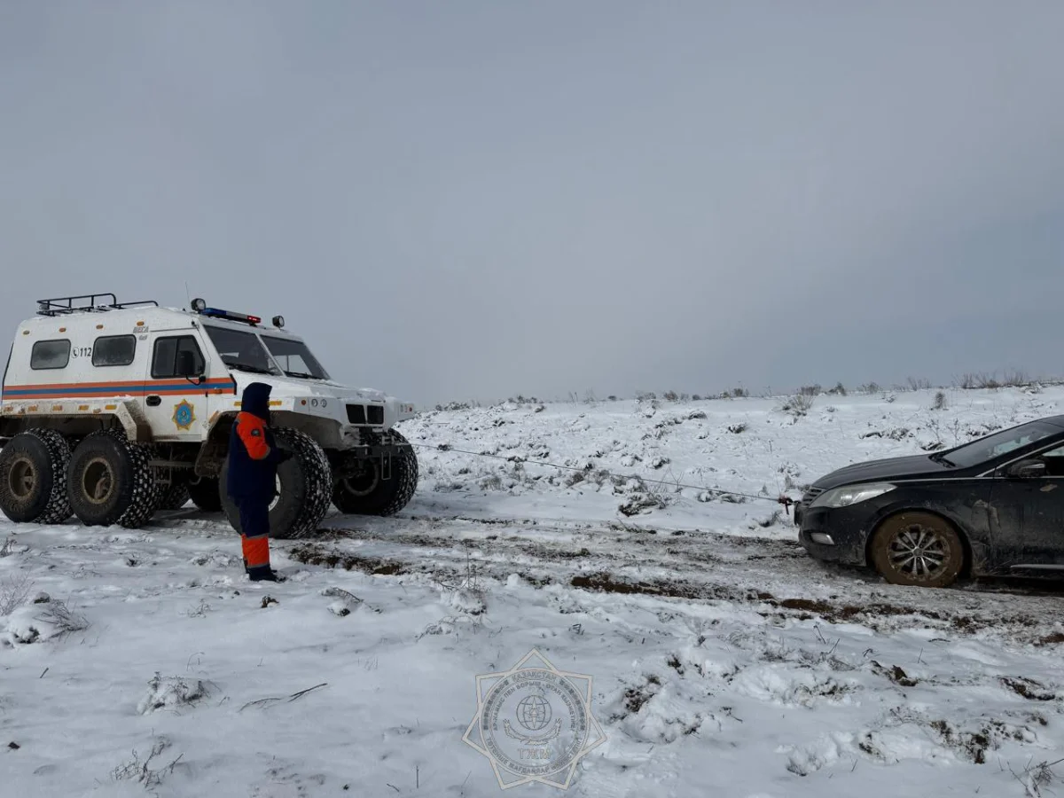 Батпаққа батқан автокөліктерге құтқарушылар көмек көрсетті