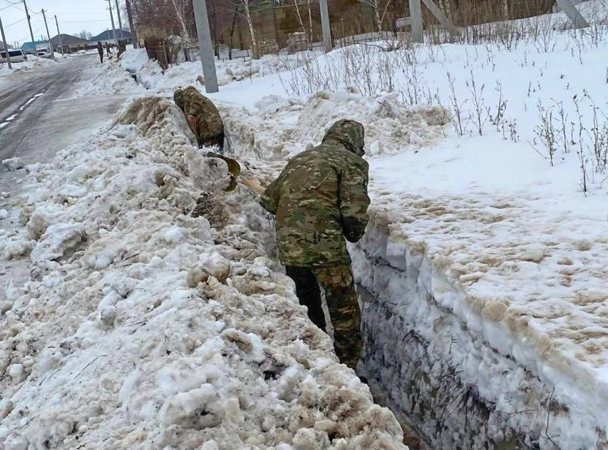 50 әскери қызметші арықтар мен арналарды қардан тазарту жұмыстарына жұмылдырылды