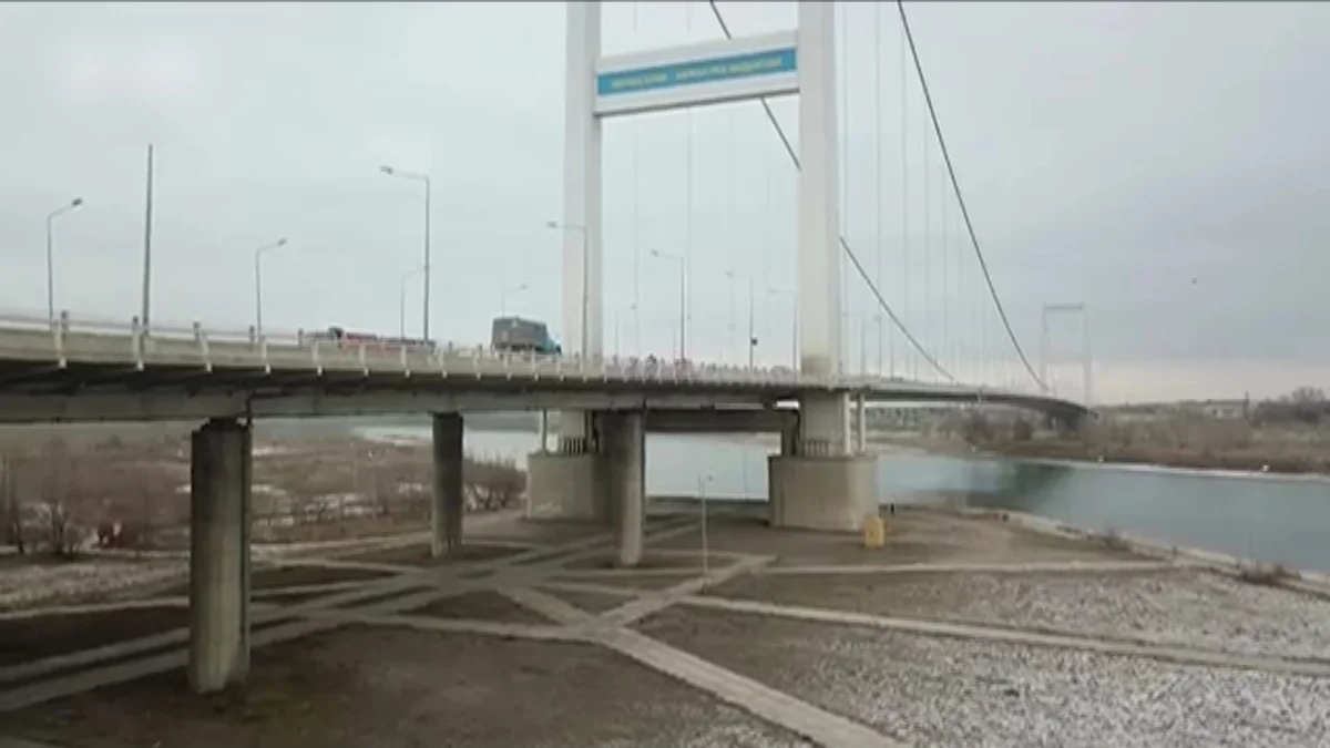 Семейде әйел адам көпірден секіріп кетті