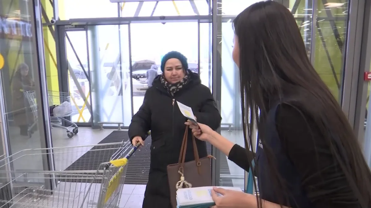 Республикалық референдумның мән-маңызын түсіндіру үшін белсенділер  халық көп жиналатын орындарда ақпарат таратуда