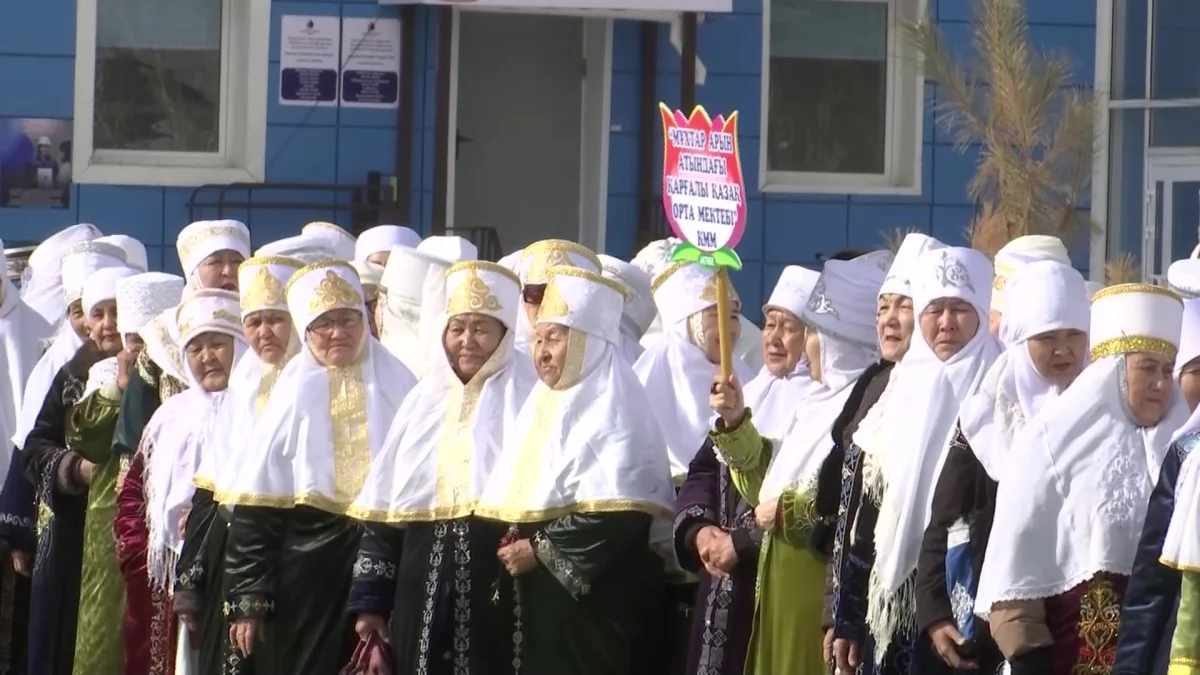 Сотни актюбинцев приняли участие в торжественном шествии в честь Көрісу күні