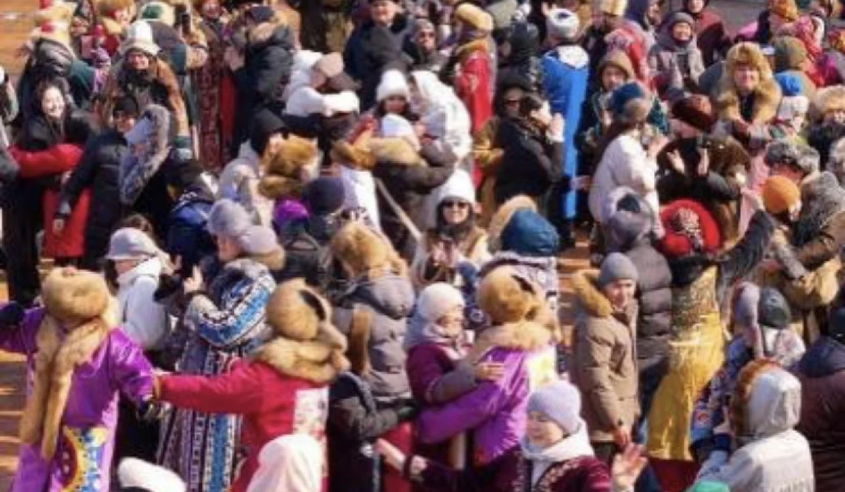 Тысячи объятий весны: в Астане массово провели обряд Көрісу