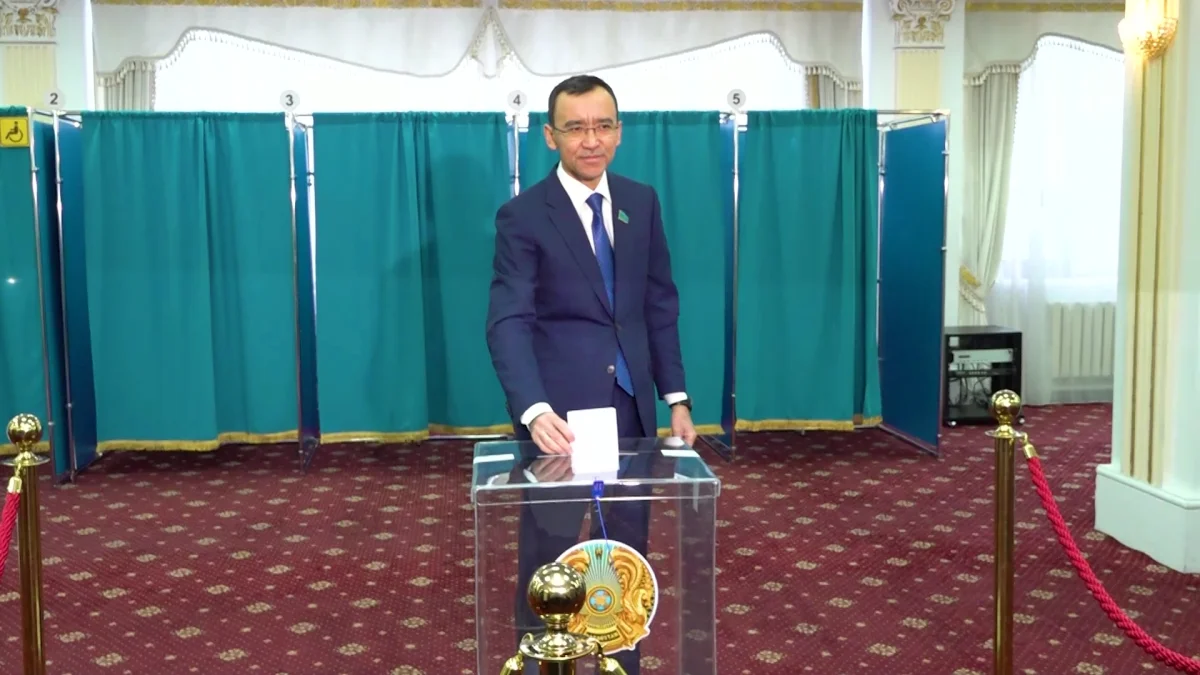 Председатель Сената Маулен Ашимбаев принял участие в республиканском референдуме