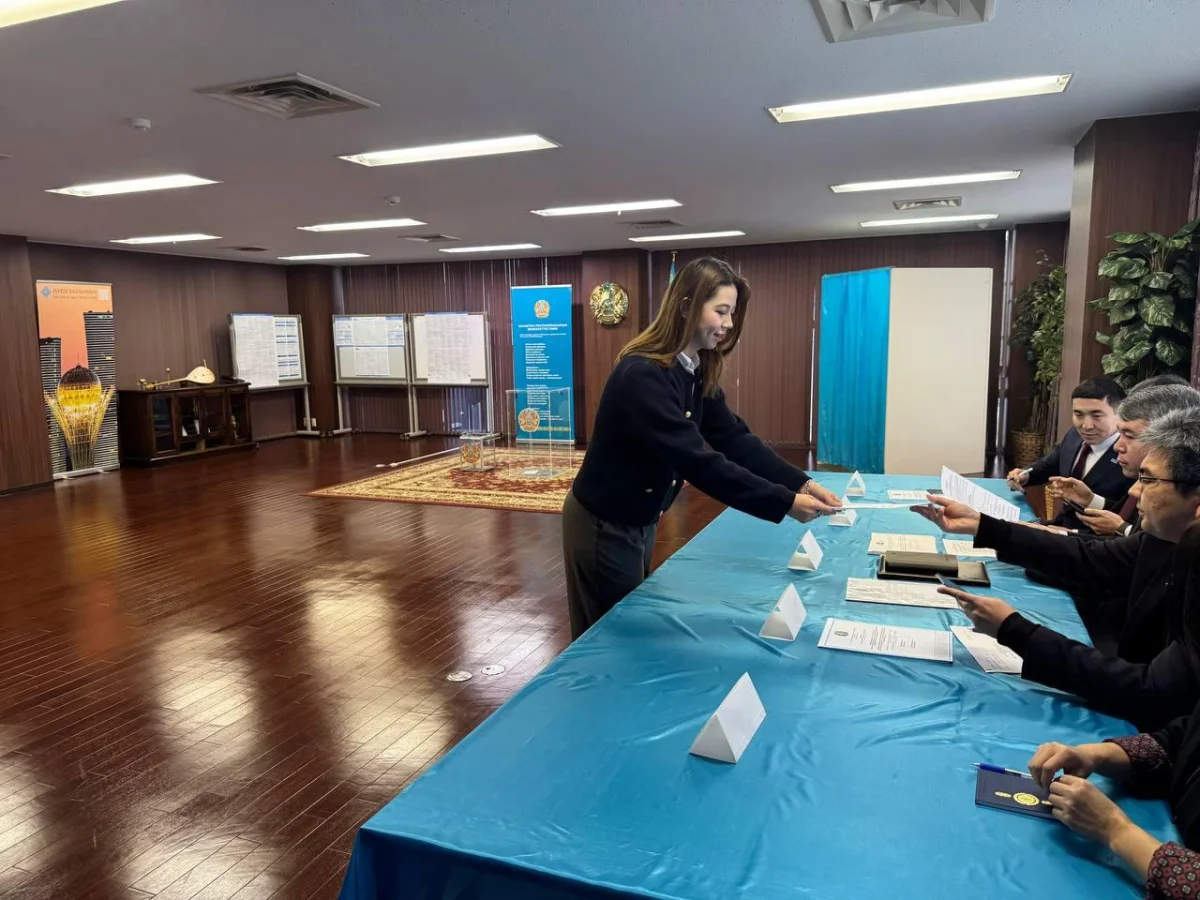 Первой на референдуме проголосовала казахстанская студентка в Токио