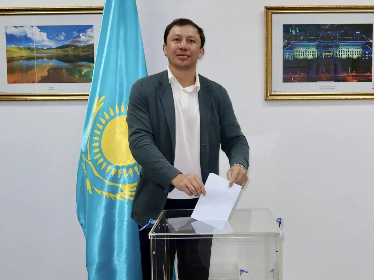 Геннадий Головкин проголосовал на референдуме во время командировки в Бангкоке