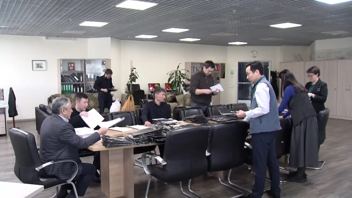 Қарағандыда Exit Poll өкілдері сауалнама жүргізіп жатыр