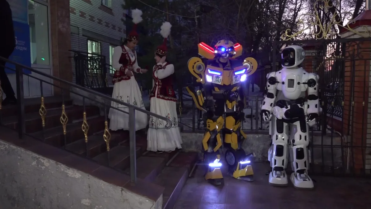 Оралда дауыс берушілерді роботтар күтіп алды