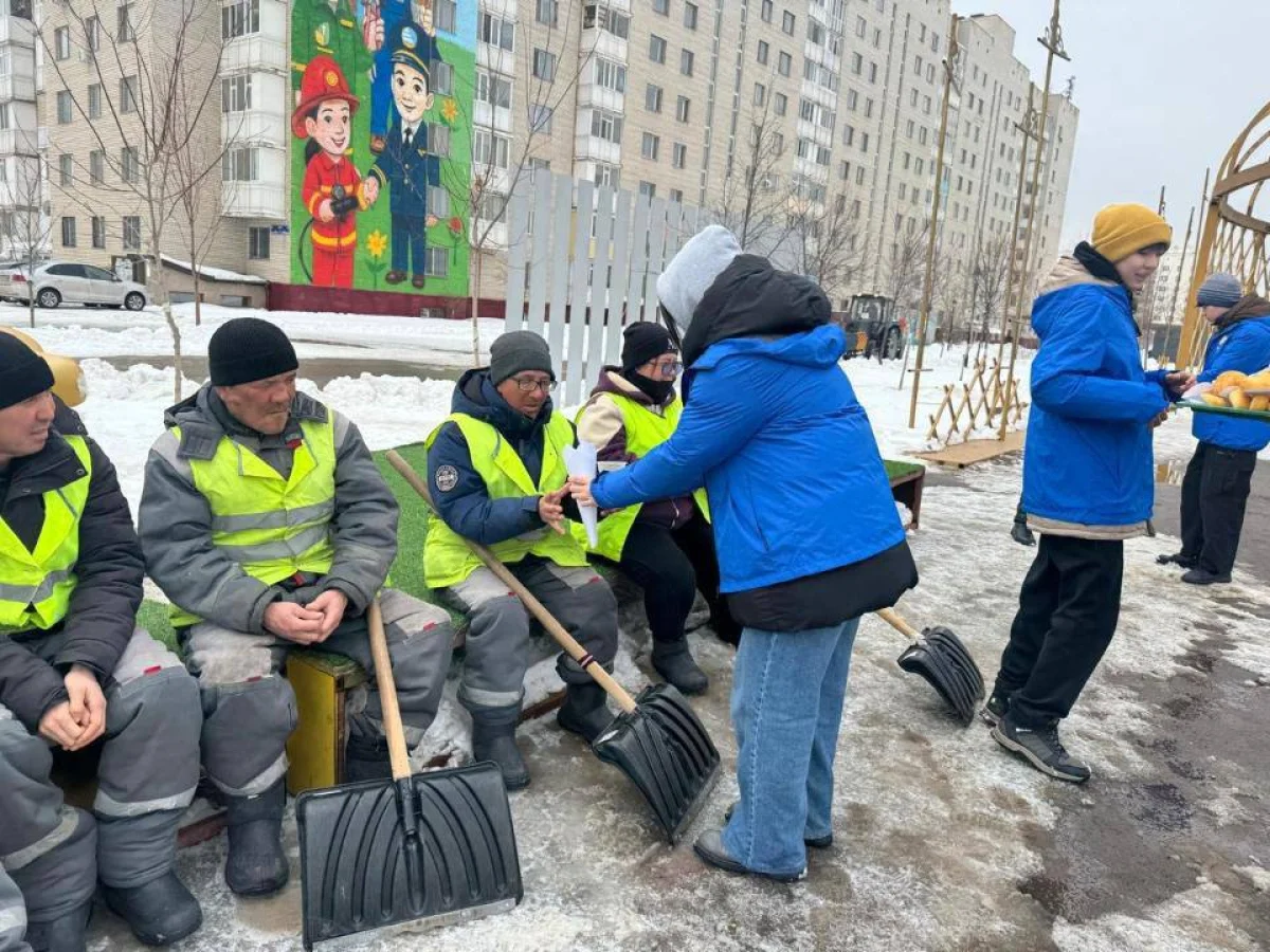 Столичные волонтеры угостили работников коммунальных служб чаем и баурсаками