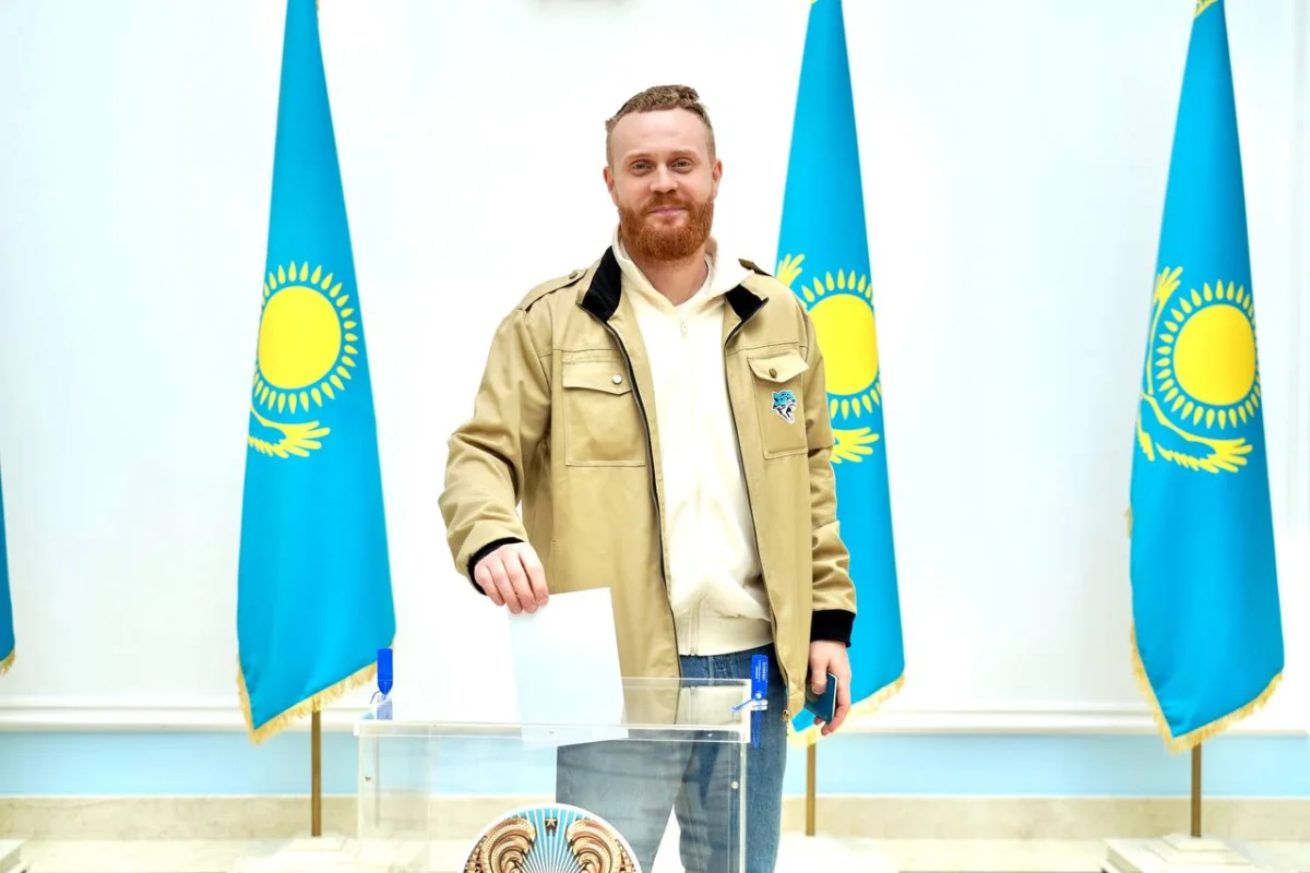 Стендап-комик Евгений Чебатков пришел на участок референдума в Москве