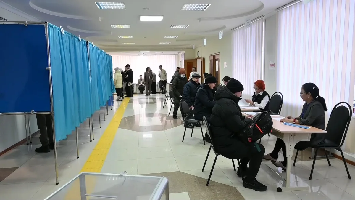 Министры и акимы областей проголосовали на референдуме