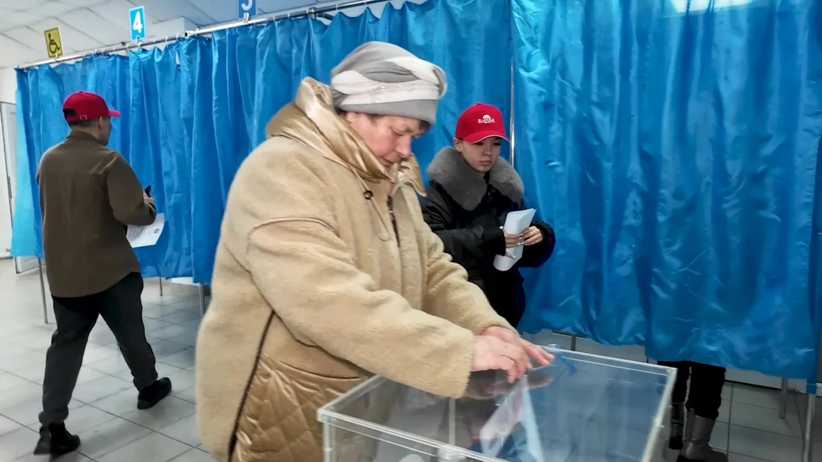 Интервьюеры Института общественной политики работают на выходе из участков голосования в Петропавловске