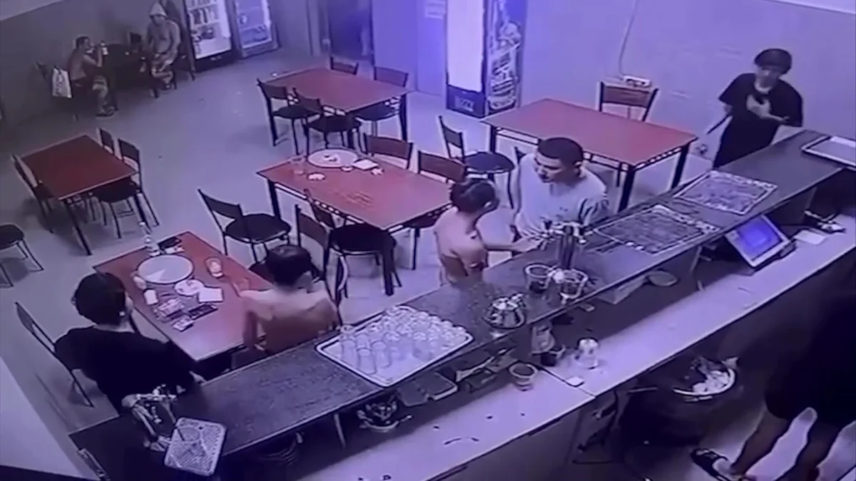 Қоғамдық моншада ер адам жасөспірімді соққыға жықты