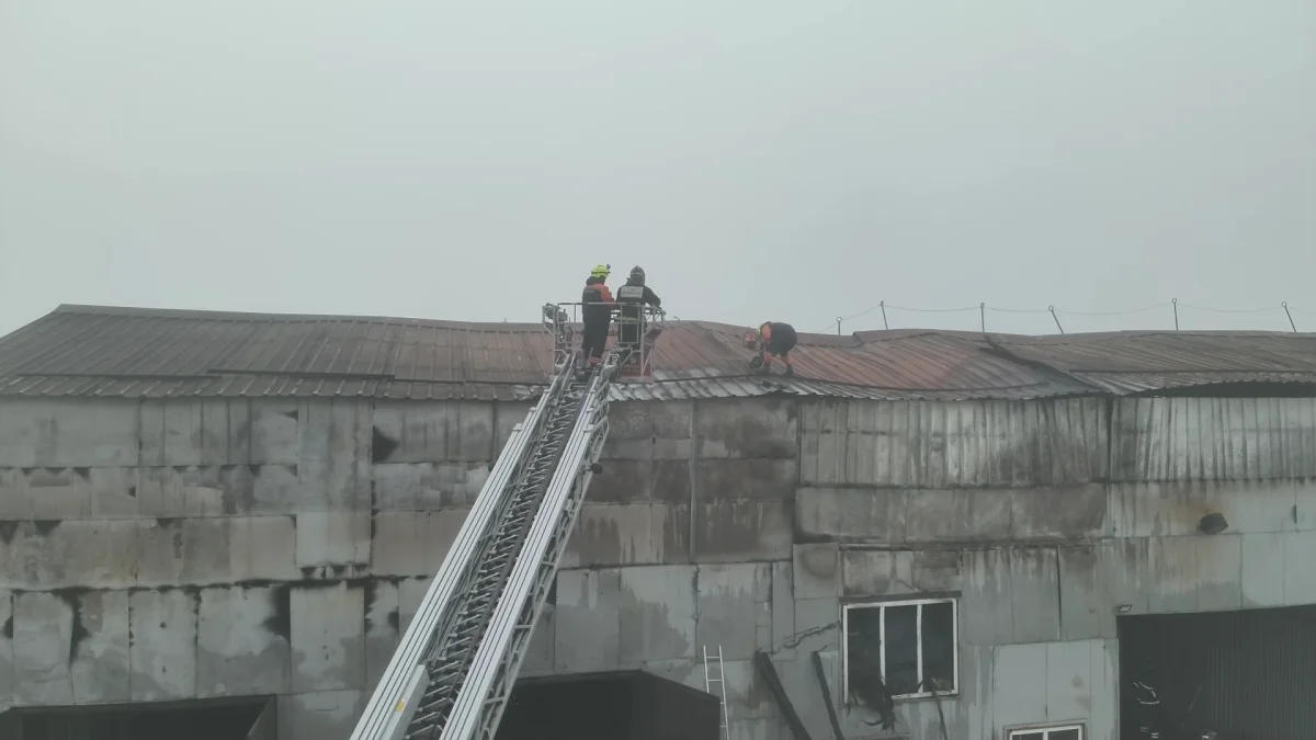 Легковые автомобили вытащили пожарные с территории горящего СТО в Петропавловске