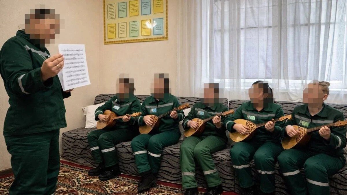 Темір тордың ар жағындағы қоңыр үн: сотталған әйел колонияда домбыра үйірмесін ашты