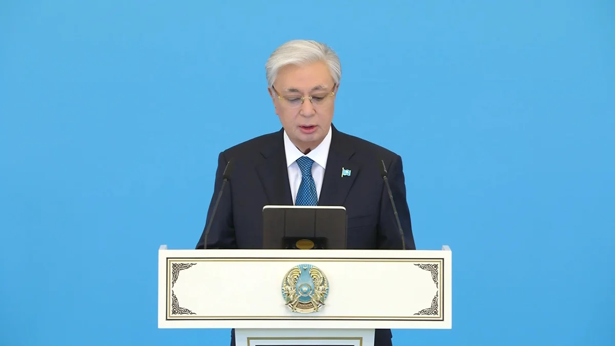 Президент жаңа Конституцияны қабылдап, қол қойды