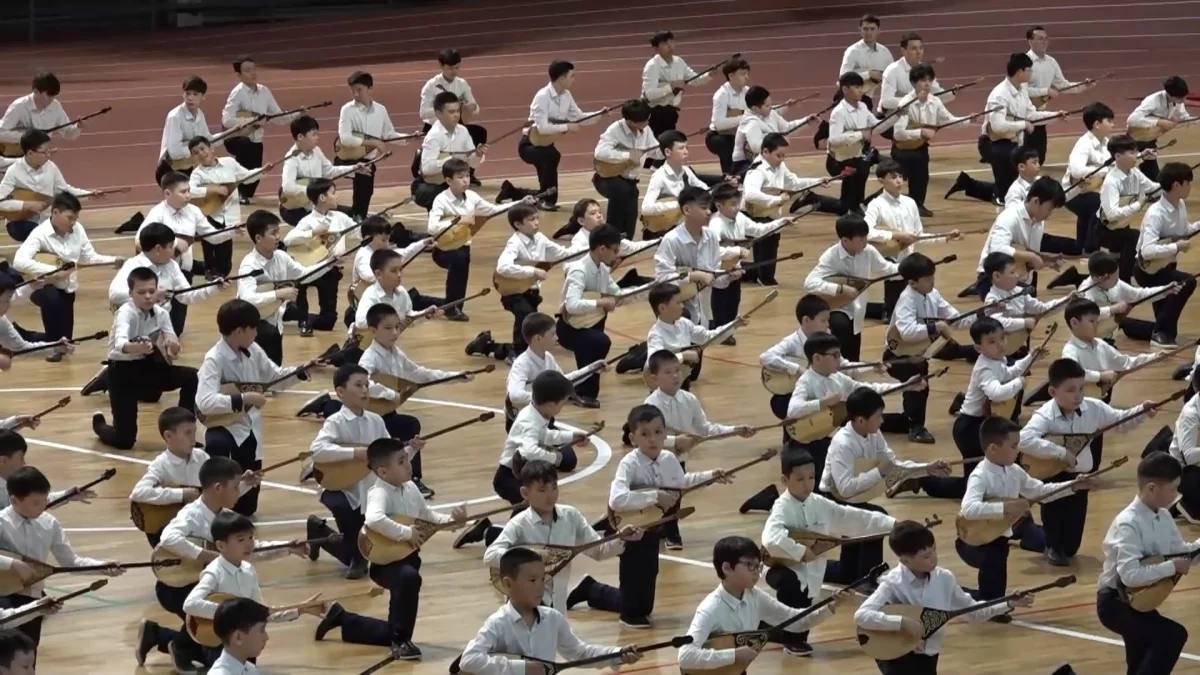 Оралда 1000 домбырашы бір мезгілде күй тартты