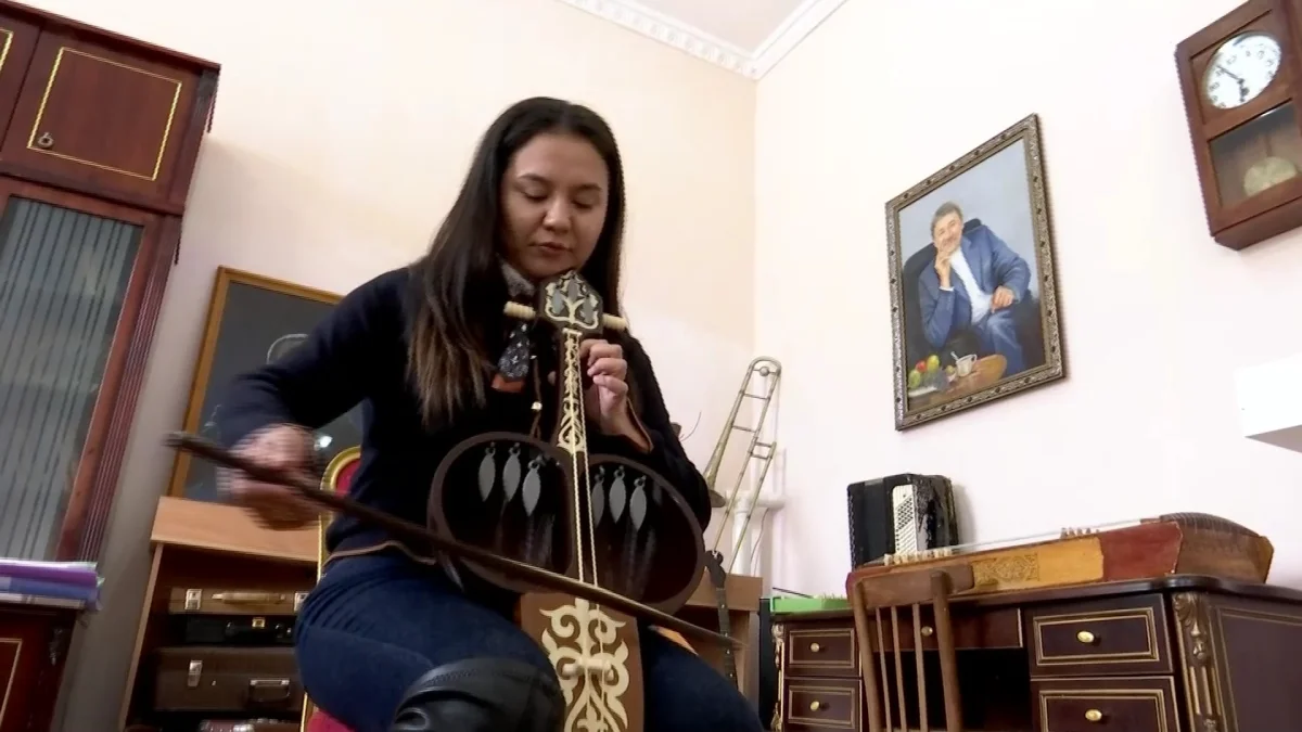 Павлодарец подарил местной филармонии кылкобыз, напечатанный на 3D принтере