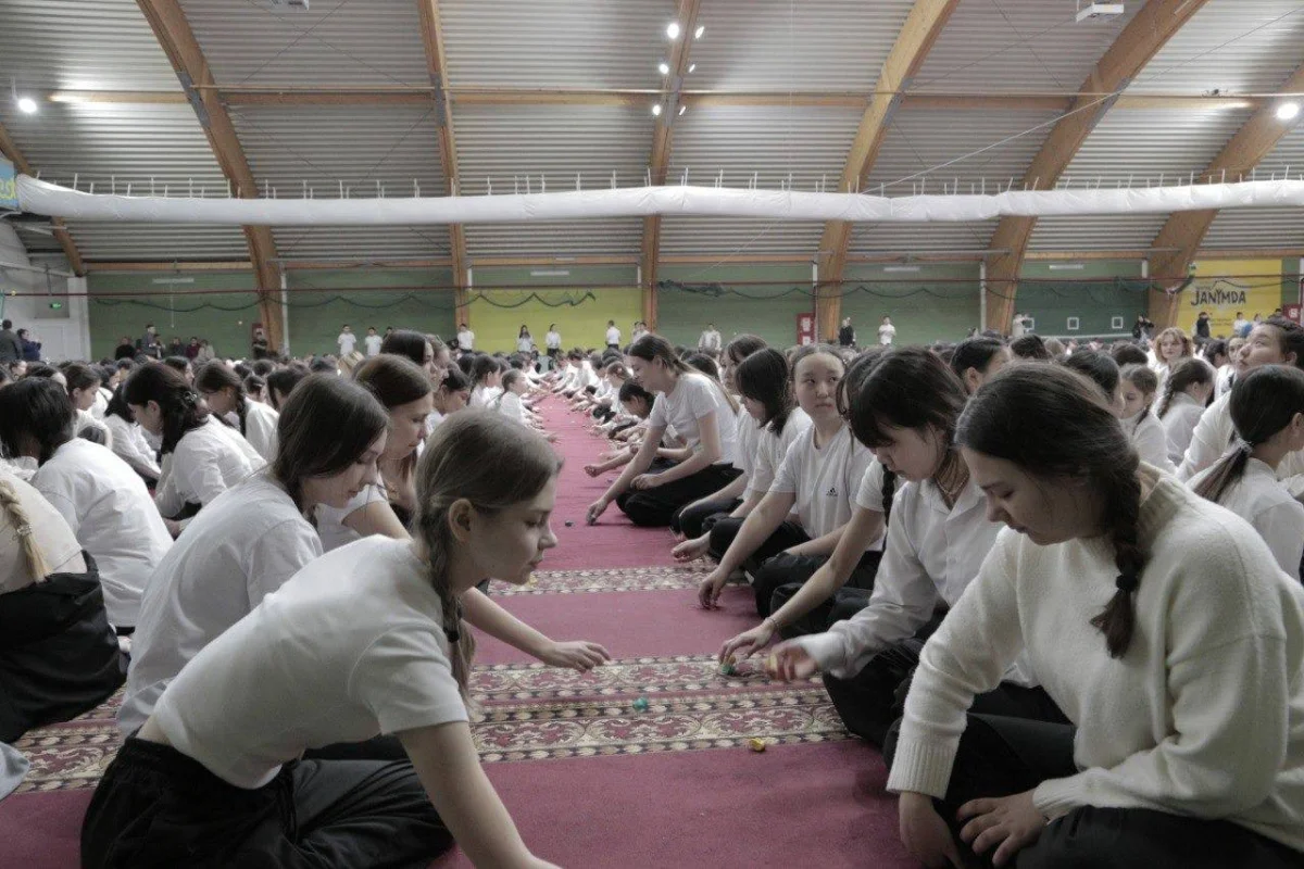 1500 оқушы бір мезетте «Бес асық» ойнады