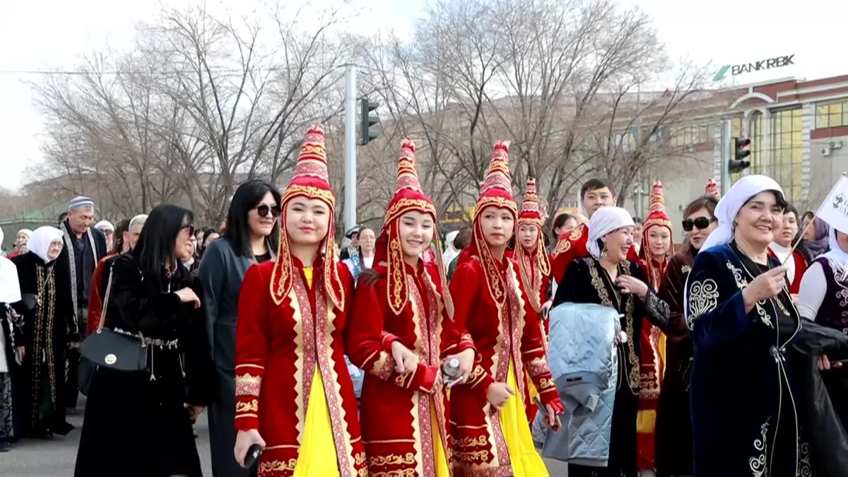 Атырауда Ұлттық киім шеруіне бес мыңға жуық адам қатысты