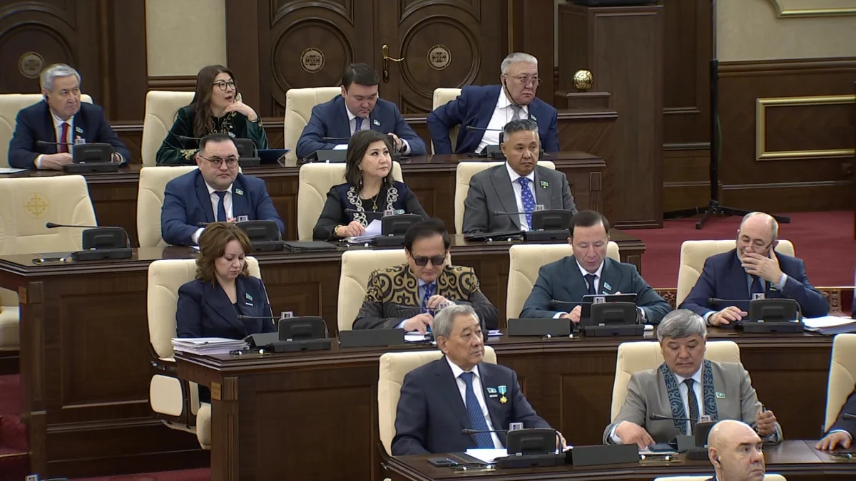 Зарплаты госслужащим будут повышать каждые три года