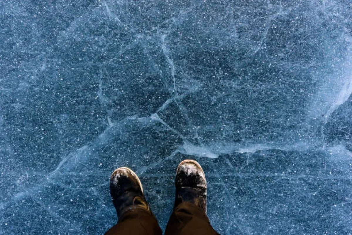 Двое рыбаков ушли под лед на водохранилище под Рудным