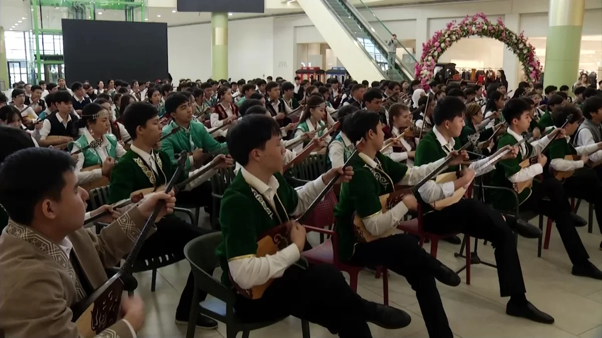 Алматыда 500-ден аса студент домбыра шертті