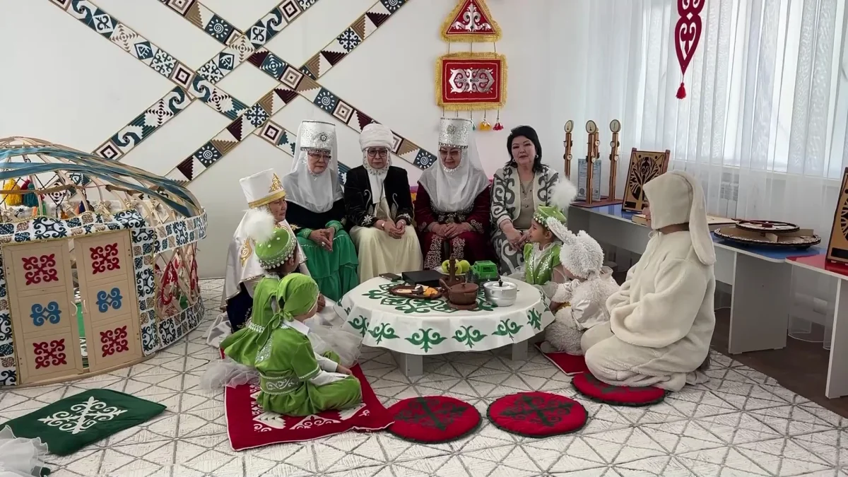 Жамбылда кимешек киген әжелер балабақша бүлдіршіндеріне ертегі айтуды үрдіске айналдырды