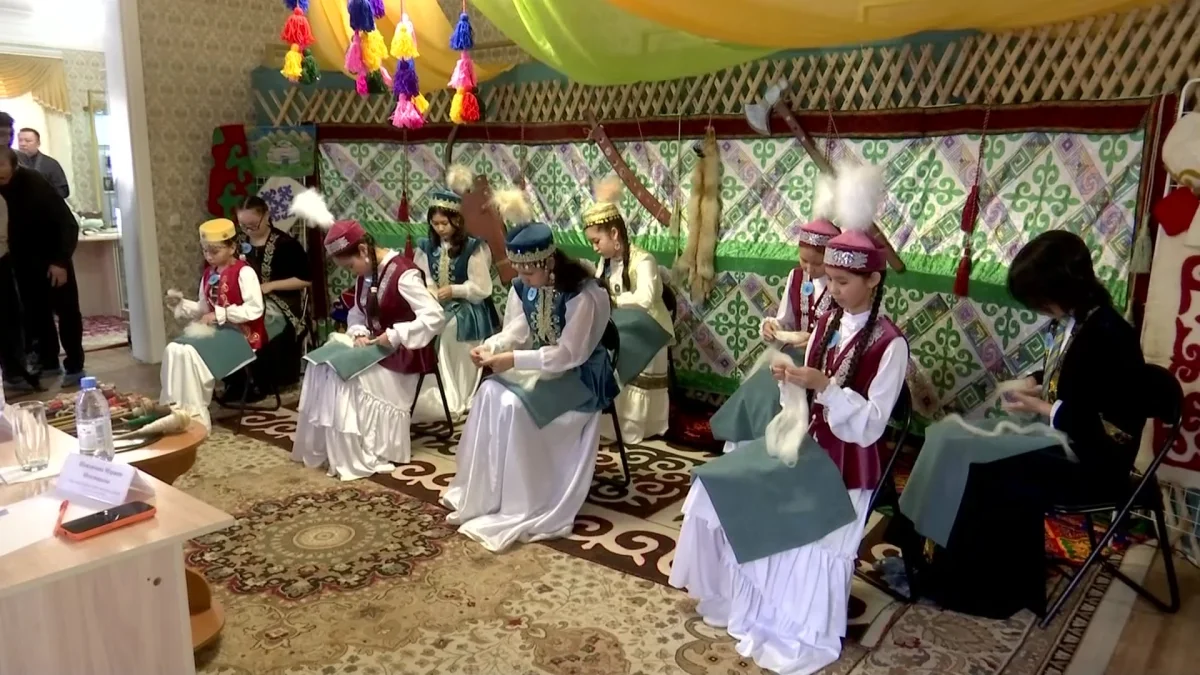 Павлодарда қыз балалар ұршық иіруден жарысқа түсті