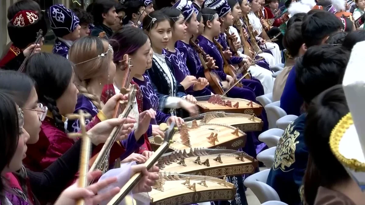 30 тысяч музыкантов Павлодарской области одновременно исполнили казахские кюи