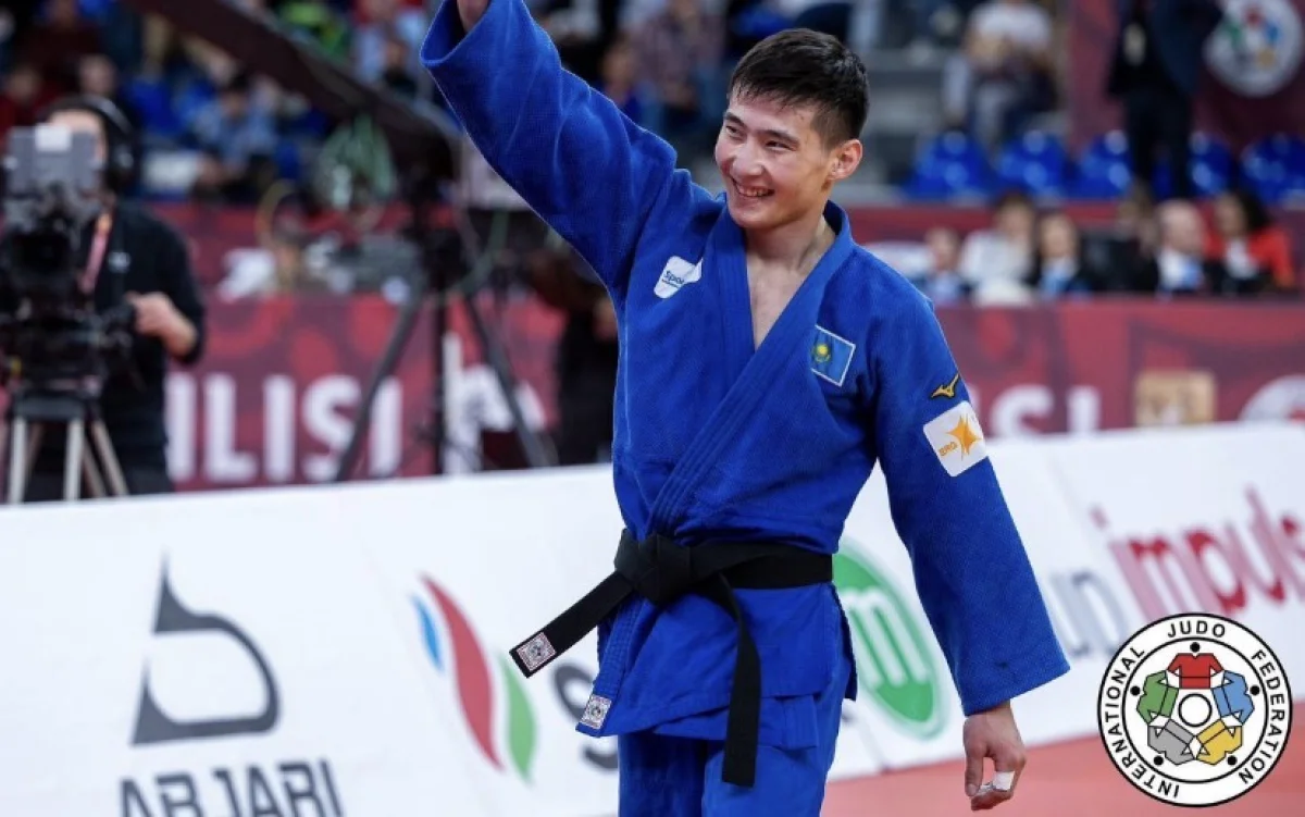 Казахстанский дзюдоист завоевал золото в новом весе перед Азиадой
