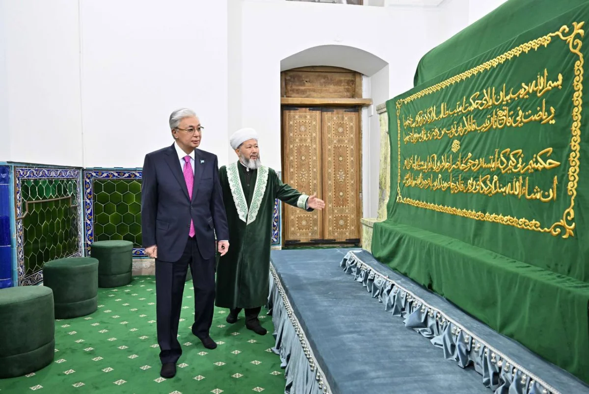 Токаев посетил мавзолей Ходжи Ахмеда Яссауи в Туркестане (ВИДЕО)