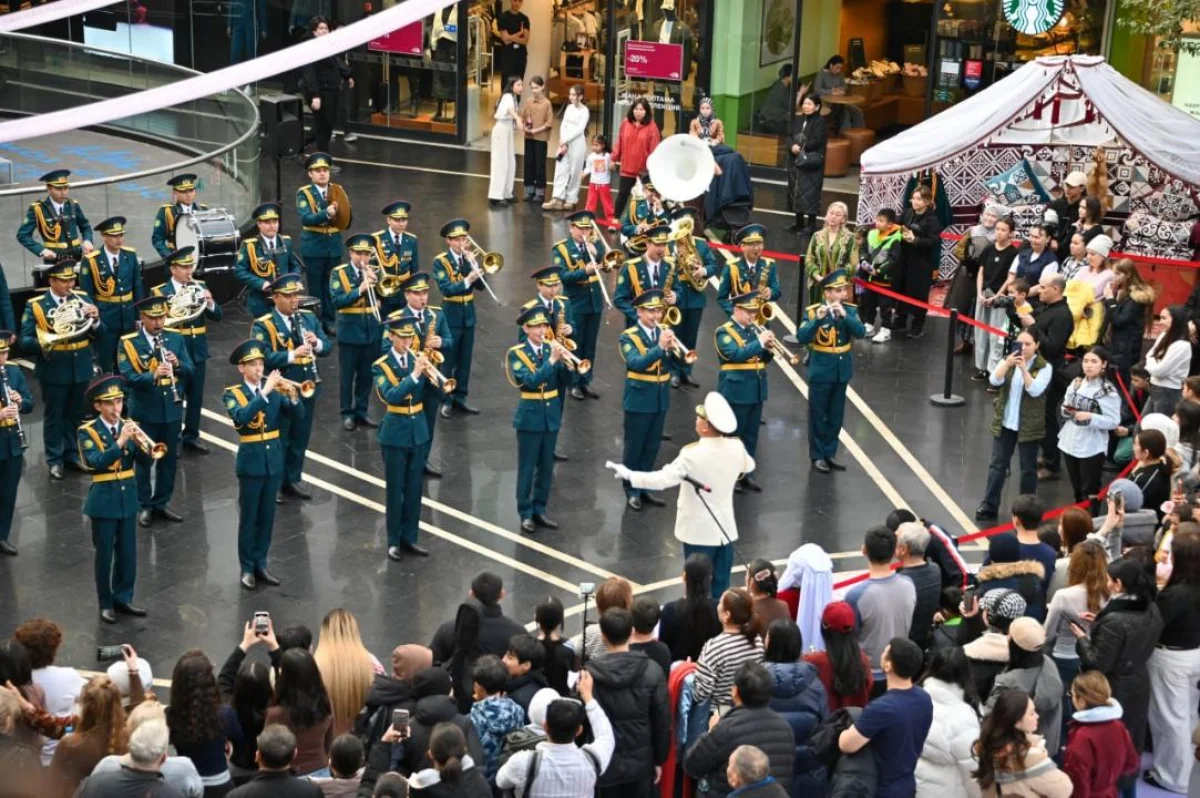 Музыканты Центрального военного оркестра поздравили казахстанцев с Наурызом в Астане