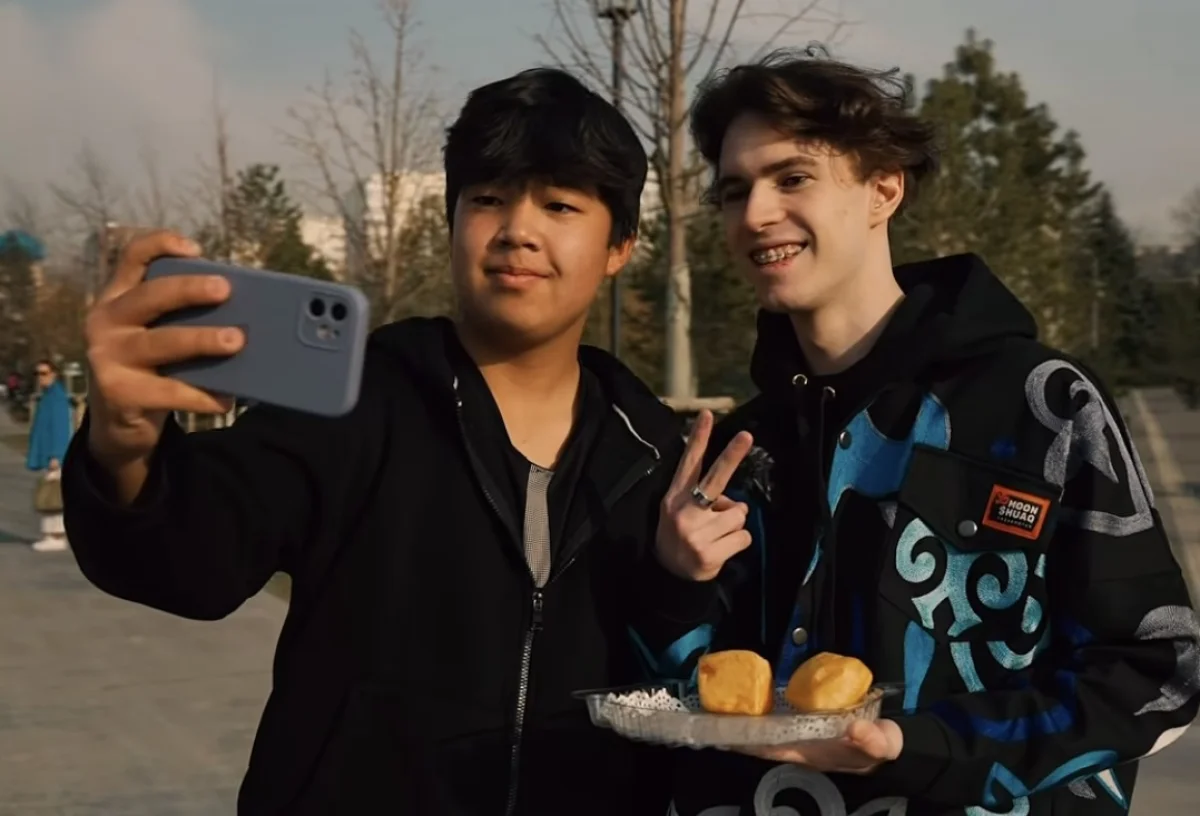 Михаил Шайдоров поздравил казахстанцев и угостил баурсаками