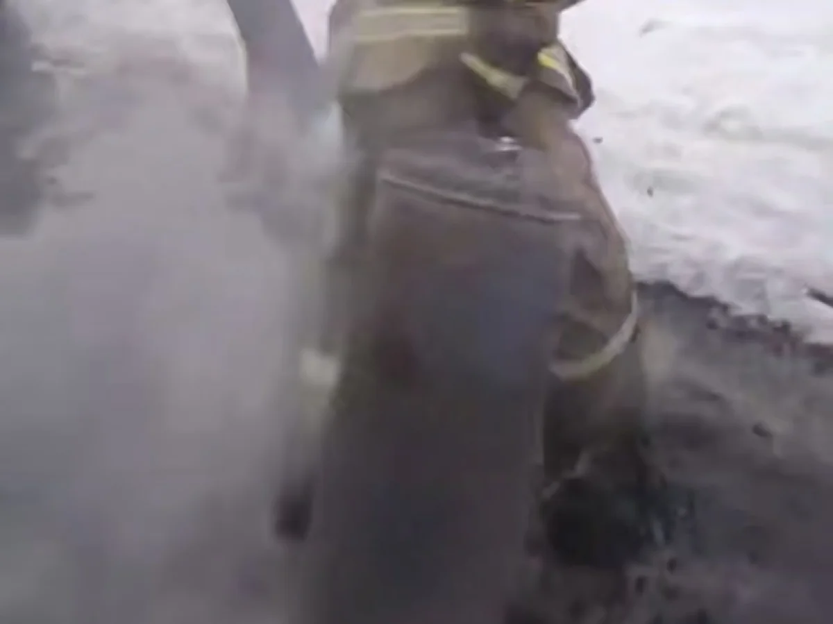 Горящий гараж и 5 газовых баллонов: спасатели предотвратили взрыв в селе Акмолинской области