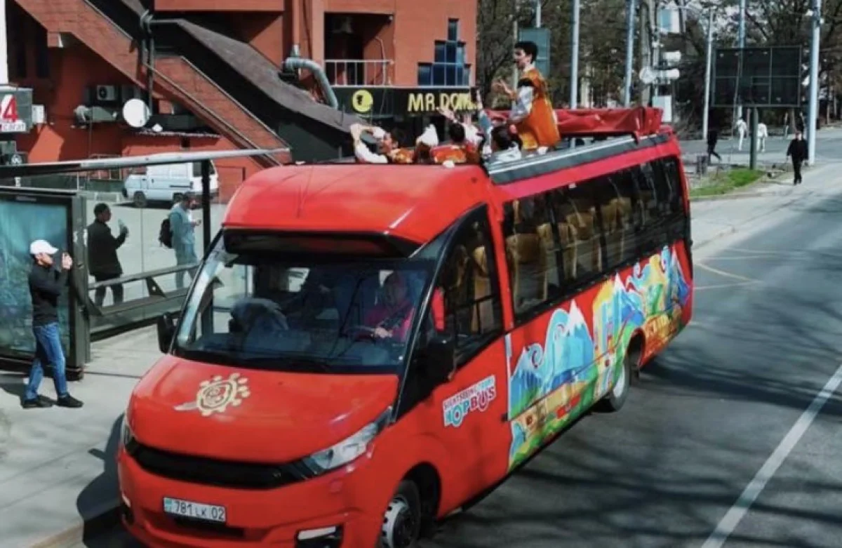 Этно-ритмы на колесах: музыкальный автобус проехал по Алматы к Наурызу