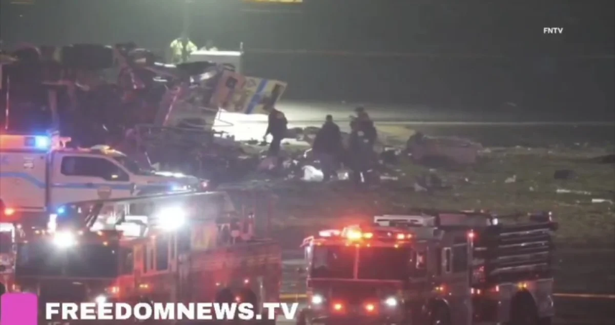 Самолет Air Canada столкнулся с пожарной машиной в аэропорту Нью-Йорка