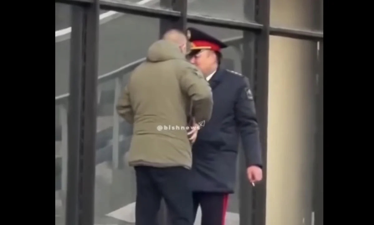 Главу МВД оштрафовали за курение в общественном месте в Кыргызстане