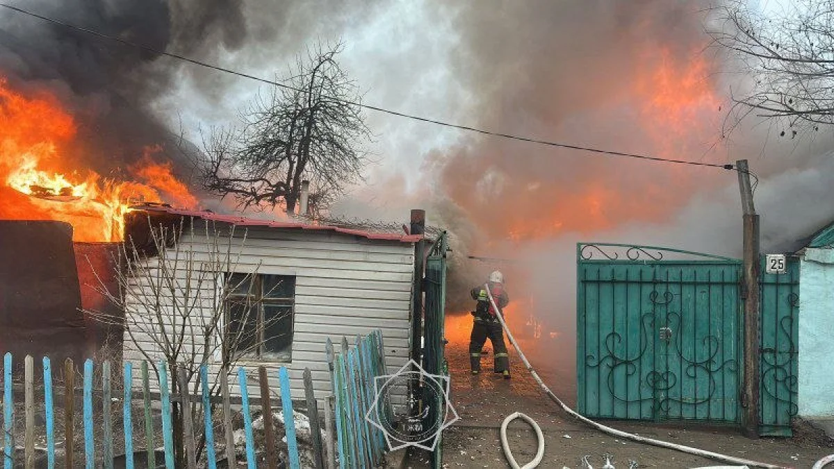 Оралда ТЖМ қызметкерлері жанып жатқан үйден адамды құтқарды