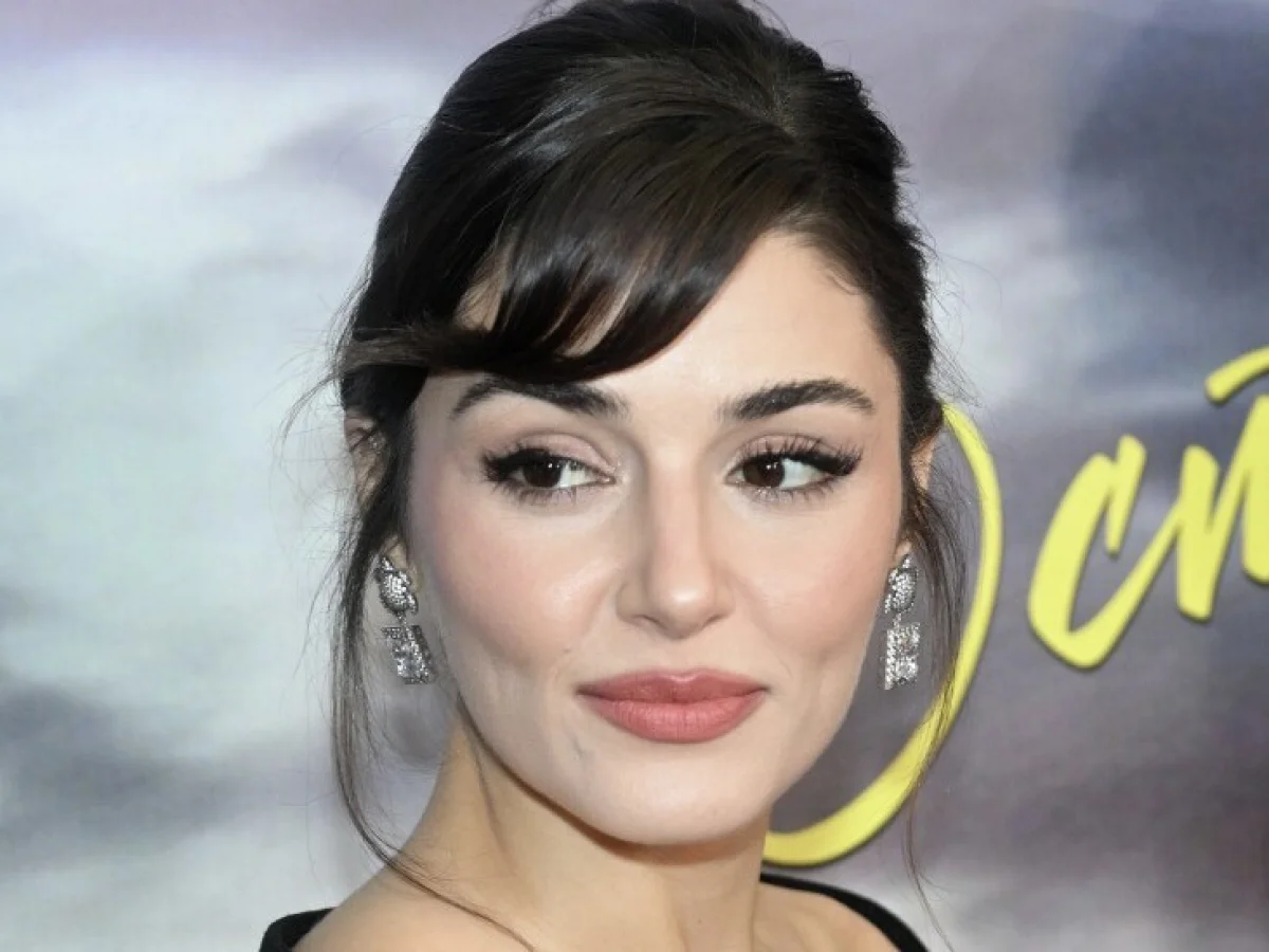 Суд выдал ордер на арест звезды турецкого сериала Ханде Эрчел